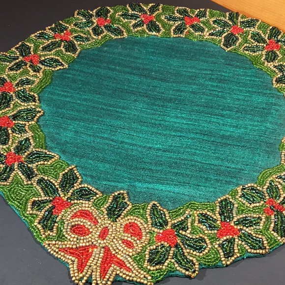 Vtg. 2 Christmas Green Satin & Glass Beads Linen Table Toppers - Picture 6 of 16